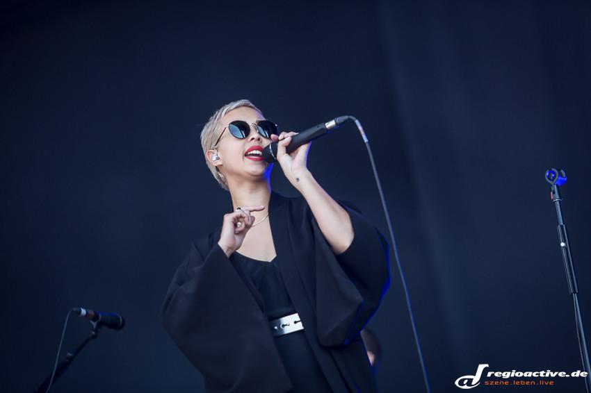 The Naked and Famous (live beim Southside Festival 2014)